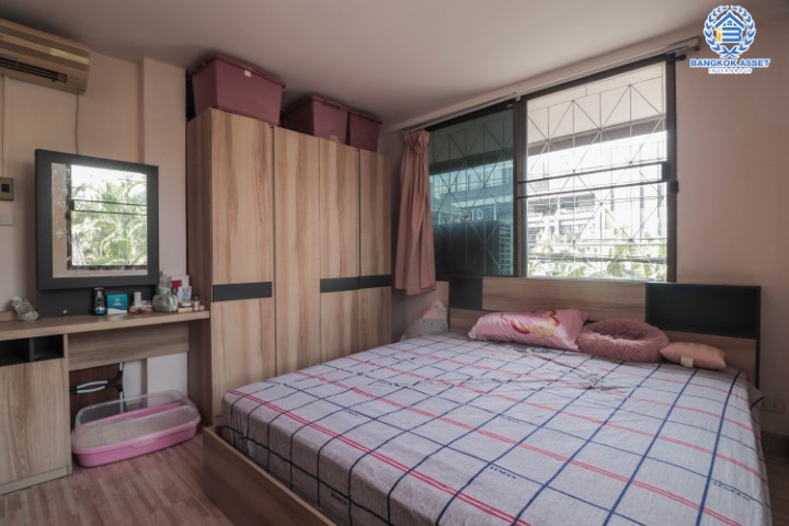 *****บ้านเดี่ยวมือสอง ซ.ประดิษฐ์มนูธรรม7 บนเนื้อที่ 69 ตร.ว. ฟังก์ชัน 4 ห้องนอน 2 ห้องน้ำ จอดรถได้ 2 คัน  บนทำเลเดินทางสะดวก เชื่อมต่อถนนลาดพร้าว และประดิษฐ์มนูธรรม(เลียบทางด่วน) ใกล้รถไฟฟ้าสายสีน้ำเงิน "สถานีลาดพร้าว"